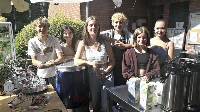 Fleißige Helfer des Tennis-Nachwuchs des SV Trelde-Kakenstorf (v. li.): Johnny Weiss-Mihalik, Hedije Ragheb, Anouk Rodewald, Henry Endrejat, Lotta Schupfner, Sienna Knutzen | Foto: Sebastian Pötzscher