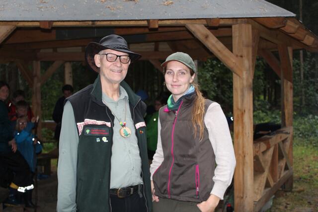 Waldpädagoge Jörn Freyenhagen mit Waldpädagogik-Praktikantin Dunja Kölln | Foto: pm