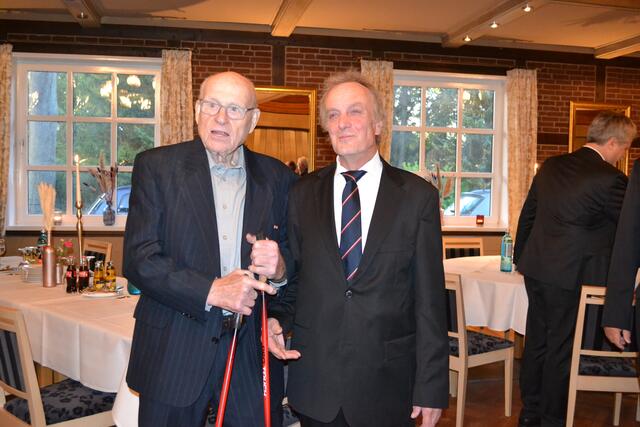 Auch der frühere Tostedter Bürgermeister Gerhard Netzel gratulierte | Foto: bim