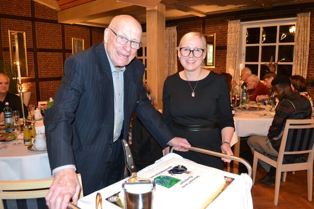 Auch eine Torte gab es zur Ehrenbürgerschaft | Foto: bim