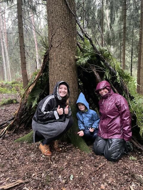 Das Tipi hält dicht: (v.li.) WOCHENBLATT-Volontärin Pauline Meyer mit Luis und Steffi Gadow | Foto: pm
