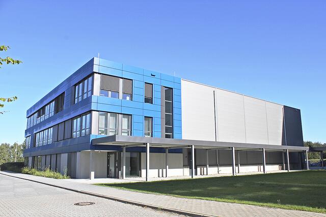 Der Erweiterungsbau des Forschungszentrums mit Bürotrakt und Werkhalle | Foto: sb