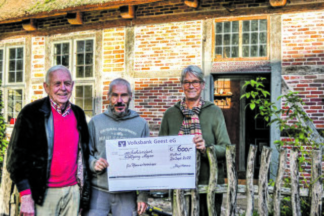 Birgit und Heinz Harms spendeten Wolfgang Meyer (Mi.) 600 Euro als Unterstützung bei der Restaurierung des Pfarrwitwenhauses | Foto: bim