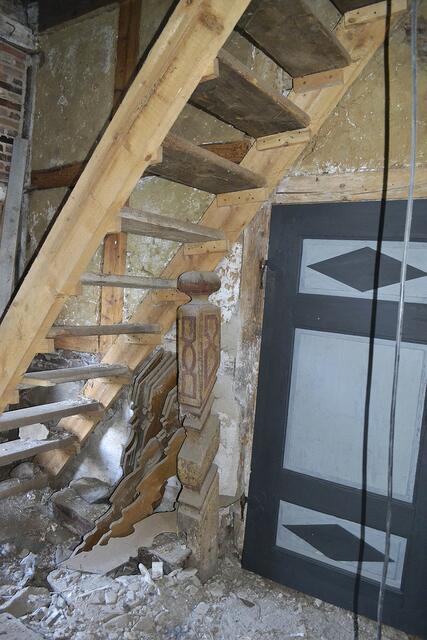Nur ein Pfosten der einstigen Barocktreppe konnte gerettet werden | Foto: bim