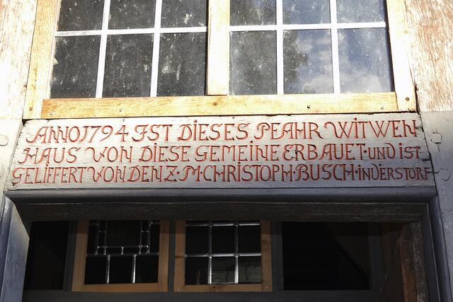 Der Schriftzug über der Eingangstür weist auf das Baujahr 1794 hin sowie auf den "Anlieferer", Z.M. Christoph Busch | Foto: bim