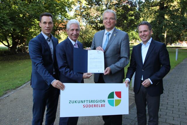 Über die Anerkennung als Zukunftsregion freuen sich (v.li.) Matthias Reichert (Wirtschaftsförderung Landkreis Stade), Landrat Rainer Rempe, Landrat Jens Böther und Dr. Olaf Krüger (Süderelbe AG) | Foto: Landkreis Harburg