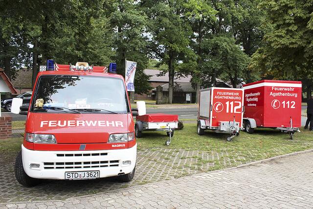 Zum Fuhrpark gehören Feuerwehrfahrzeug und Anhänger | Foto: sb