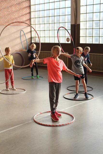 Die Kinder üben mit den Hula-Hoop-Reifen | Foto: pm