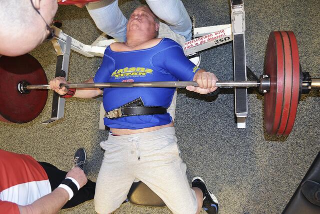 Krystian Slosarek beim Bankdrücken. Zur Absicherung steht Heiko Wilke in Habacht-Stellung  | Foto: bim