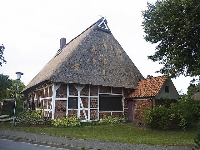 Eine ältere Aufnahme des Pfarrwitwenhauses, die die frühere Eigentümerin Ute Hauschild zur Verfügung stellte. Darauf links zu erkennen sind die vier Fenster, von denen eines zugemauert wurde | Foto: Hauschild