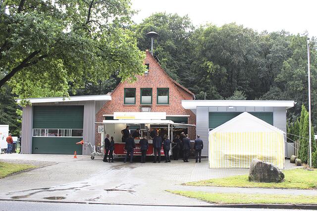 Das Feuerwehrhaus in Agathenburg mit der alten (re.) und der neuen (li.) Fahrzeughalle | Foto: sb