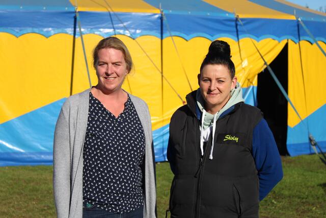 Schulleiterin Katharina Fauth (li.) mit Zirkus-Mitarbeiterin Shirley Ortmann | Foto: pm