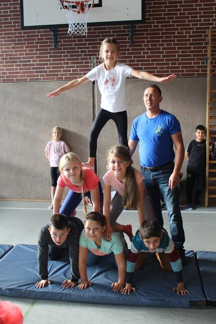 Die Kinder bilden eine Pyramide | Foto: pm