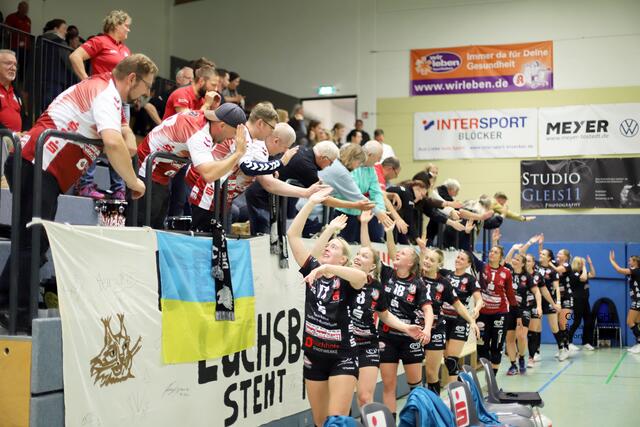 Das Luchseteam beim Abklatschen mit ihren Fans | Foto: cc