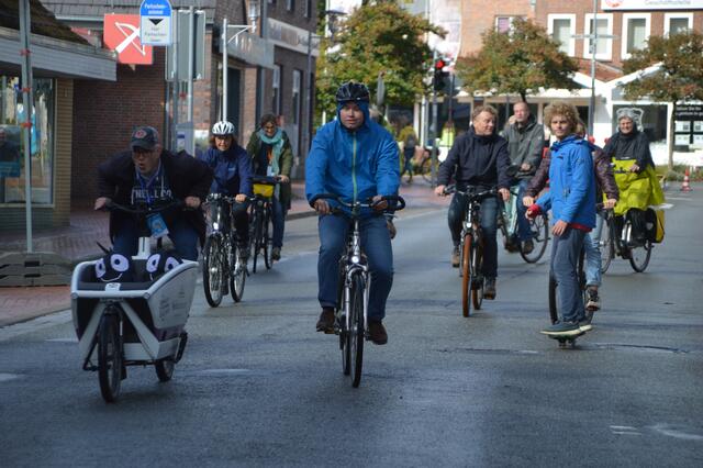 Beim Aktionstag zur autofreien Straße hatten in der Neuen Straße Radfahrer und Waveboarder Vorfahrt | Foto: Klimateam Mobilität