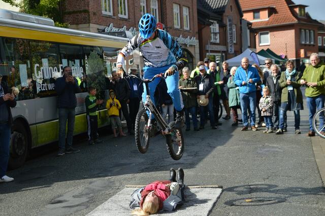 Trial-Weltmeister Marco Thomä erstaunte mit seinen Fahrradstunts | Foto: Klimateam Mobilität