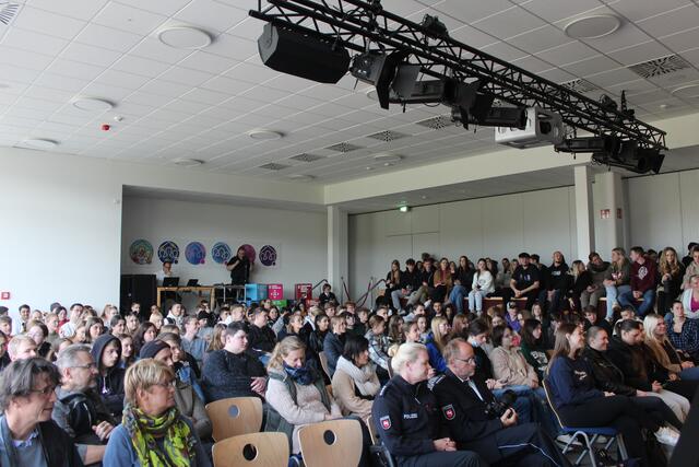 Die Aula der BBS Buchholz war voll besetzt  | Foto: lm 