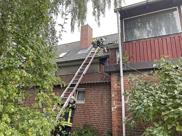Die Feuerwehr am Mehrfamilenhaus in Krümse, wo ein Zimmer brannte | Foto: Lutz Wreide