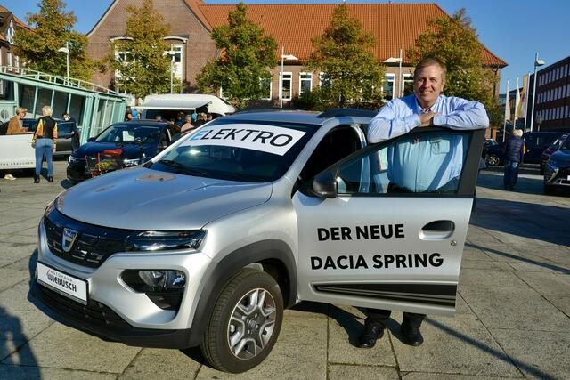 Michael Mill vom Autohaus Wiebusch zeigte auf der Autoschau 2021 einen Dacia Spring mit Elektroantrieb | Foto: sc
