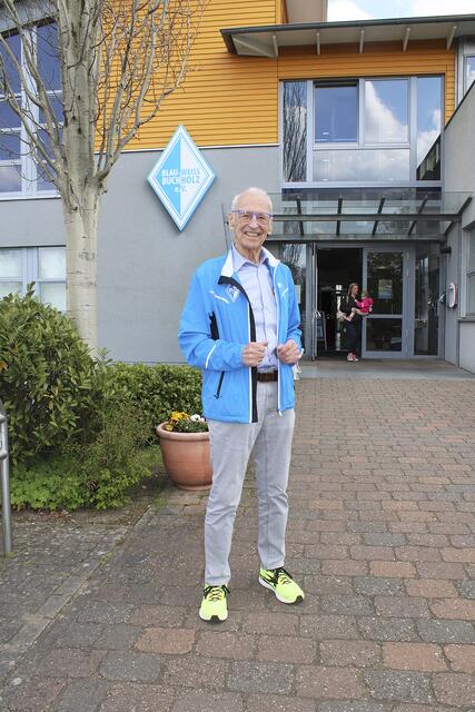 Arno Reglitzky, Vorsitzender von Blau-Weiss Buchholz, freut sich über die Eröffnung des Rollstuhl-Parcours  | Foto: os