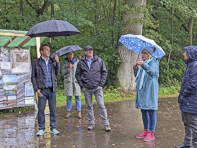 Beim Infotreffen am Vierhöfener Friedhof (v. li.): Landtagskandidat André Bock (CDU), Dr. Linda Holste (Grüne) von der befreundeten BI Tangendorf/Wulfsen, Landratskandidat Michael Cramm (SPD) sowie die Landtagskandidatinnen Sabine Lehmbeck und Dr. Kathleen Schwerdtner Manez | Foto: Tade Lorenzen