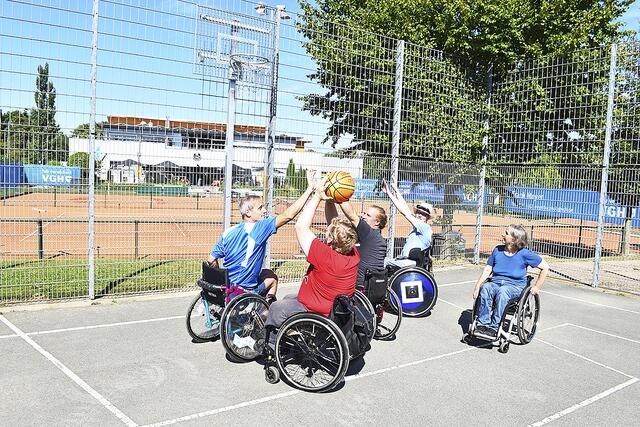 Die Rollstuhlfahrer haben einen eigenen Basketballplatz  | Foto: Axel-Holger Haase