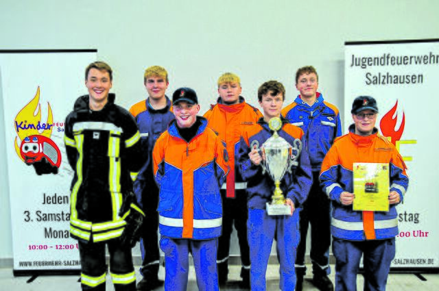 Freude über den Pokal: die Siegergruppe der Jugendfeuerwehr Putensen | Foto: Mathias Wille