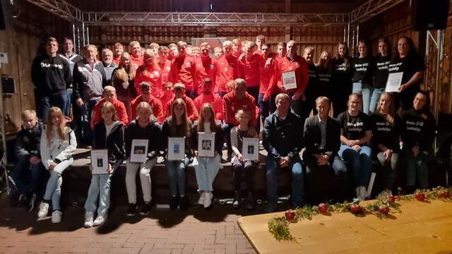 Die Geehrten in der Kulturscheune  | Foto: ig