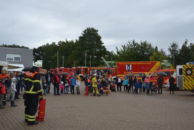 Viele Zuschauer des Erntefestes und des Tag der offenen Türs der Jugendfeuerwehr guckten sich die Demonstration an  | Foto: sc