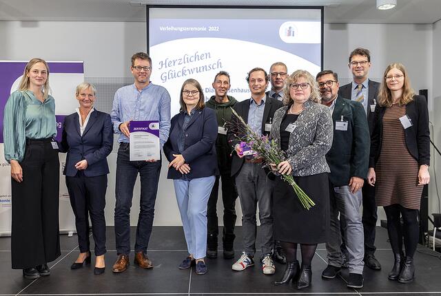 Nach der Gütesiegel-Verleihung: Die Steuerungsgruppe des Friedenshortes mit der leitenden Theologin Ute Riegas-Chaikowski (mit Blumen), Maria Loheide vom Diakonievorstand (4. v.li.), der stv. EKD-Ratsvorsitzenden, Bischöfin Kirsten Fehrs (2. v.li.), sowie Pfarrerin und Schirmherrin Josephine Teske (li.) | Foto: Diakonie / Birte Zellentin