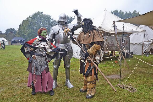 Ein Goblin, Michaela Faasch, (li.) und ein Ork, Sören Faasch (re.), treffen auf einen Ritter, Niklas Trautmann | Foto: sc