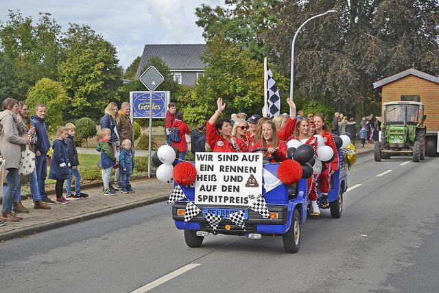 Mit dem Rennwagen beim Festzug