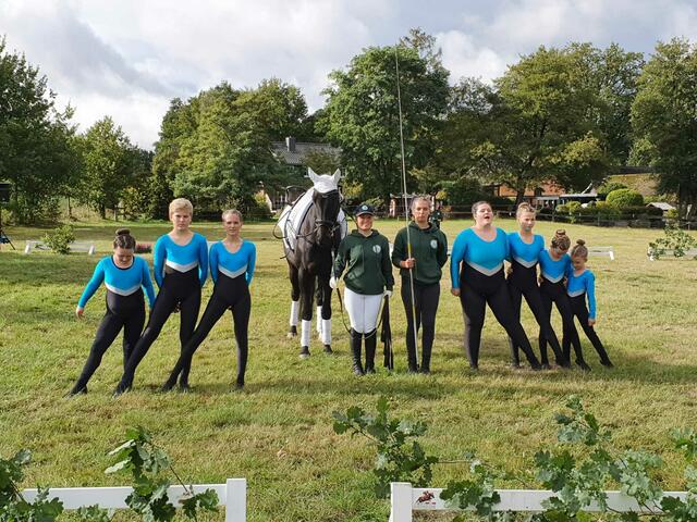 Pferd Domingo mit den Freitagsvoltigierern, Trainerin Laura Kohlmus und Co-Trainerin Milena Gärtner | Foto: Reitverein