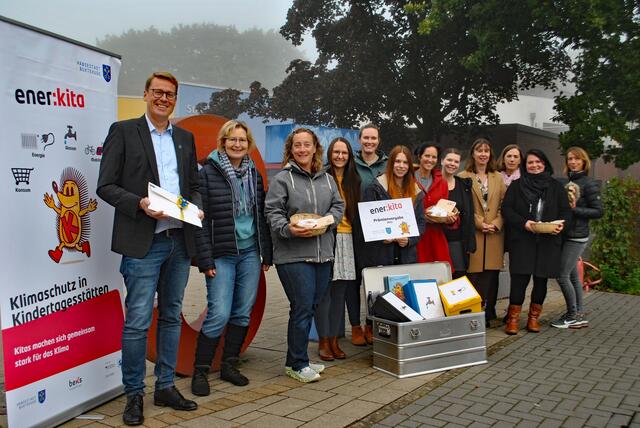 Bei der Prämienübergabe vor dem Stieglitzhaus in Buxtehude: Vertreterinnen der teilnehmenden Kitas, sowie Fachbereichsleiter Dr. Dirk Mellies von der Hansestadt Buxtehude (li.), Sonja Barth (BEKS EnergieEffizienz GmbH, 7.v.li.) und Tina Kratzert (stellv. Leiterin der Kindertagesstätte Stieglitzweg, 4. v.re.). | Foto: Hansestadt Buxtehude