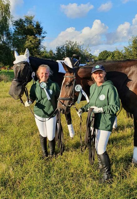 Freude über die tolle Veranstaltung: Pferd Domingo mit der zweiten Vorsitzenden und Trainerin Laura Kohlmus (li.) sowie  das Pferd Damigella mit Vorsitzenden und Trainerin Kerstin Kohlmus | Foto: Reitverein