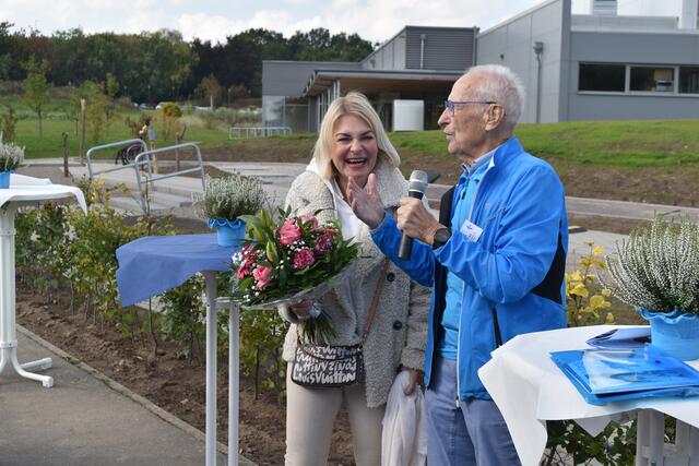 Nicole Meyer (Hoth-Stiftung) erhielt einen Blumenstrauß, da sie kürzlich geheiratet hatte. Die Stiftung hatte das Projekt finanziell unterstützt | Foto: Axel-Holger Haase
