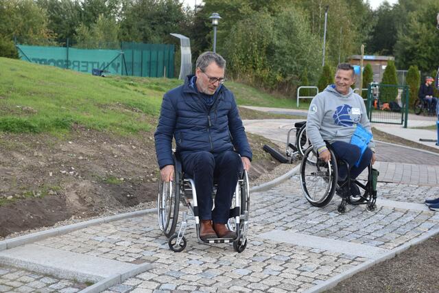 Heinrich Helms (li.), Pressesprecher der Stadt Buchholz, probierte den Parcours ebenfalls aus. Hilfe erhielt er von Rollstuhlfahrer Hans-Werner Süß
