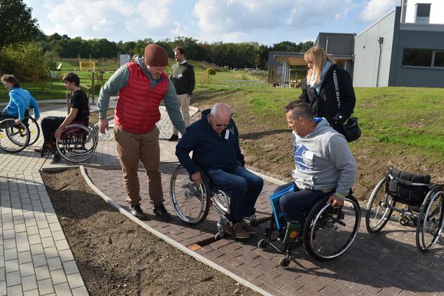 Die Besucher probierten mit den zur Verfügung gestellten Rollstühlen die Anlage aus | Foto: Axel-Holger Haase