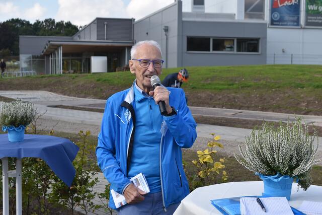 Blau-Weiss-Vorsitzender Arno Reglitzky informiert über die Entstehungsgeschichte der Anlage | Foto: Axel-Holger Haase