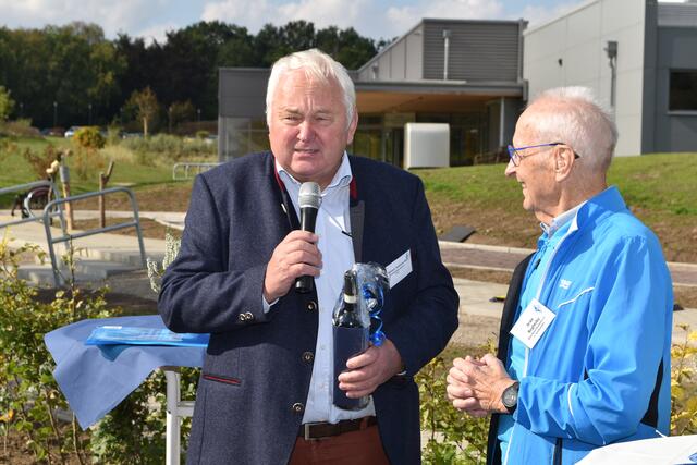 Heiner Schönecke (li.), CDU-Landtagsabgeordneter, erläuterte, wie das Projekt eine Anschubfinanzierung von der Politik erhielt. Er erhielt als Dank eine Flasche Rotwein von  Arno Reglitzky (re.) | Foto: Axel-Holger Haase