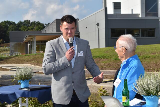 Wilfried Mund (li.) führte mit seiner Firma die Garten- und Landschaftsarbeiten aus | Foto: Axel-Holger Haase