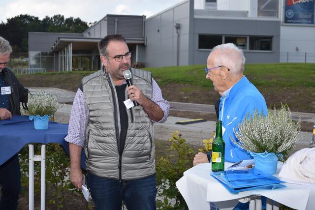 Jan Bauer als stellvertretender Bürgermeister von Buchholz dankte Arno Reglitzky im Namen der Stadt für sein Engagement | Foto: Axel-Holger Haase