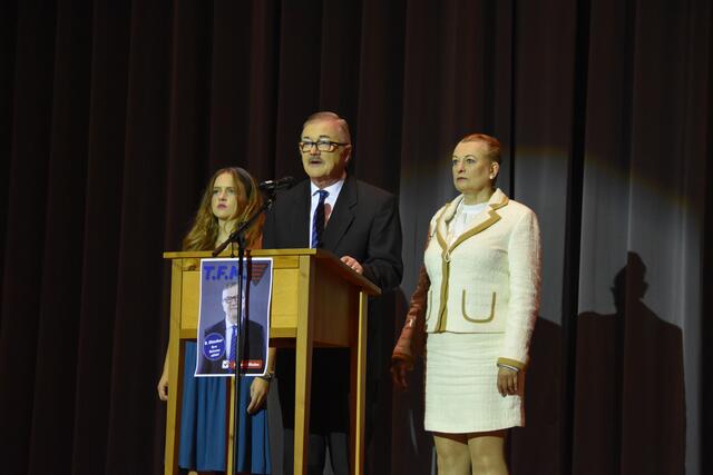 Der Politiker Edouard Dindon (Michael Wabbel) mit Ehefrau Marie (Gaby Bettin) und Tochter Anne (Isabella Barrios) | Foto: Axel-Holger Haase