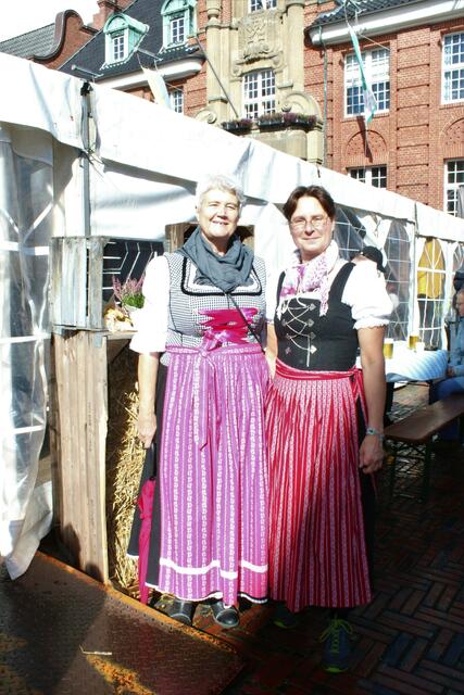 Christine Kaufmann (li.) und Melanie Feinauer aus Jork ließen sich nicht vom wechselhaften Wetter abschrecken und kamen im Dirndl | Foto: sv