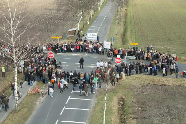 2011: Die Menschen demonstrierten für einen Kreisel in Klethen | Foto: jd