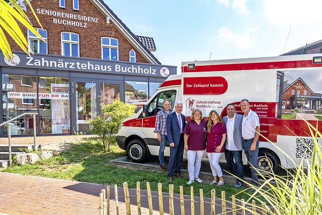 Beim Projektstart (v.li.): Joachim Paulun (Vorsitzender Alzheimergesellschaft im Landkreis Harburg), Landrat Rainer Rempe, Dr. Caroline Zimmermann-Cordesmeyer (Leitung Zahnärztehaus), Sandra Breckling (Zahnärztehaus), Jan Bauer (DRK) und Frank Kettwig (Arbeitskreis: Alter, Pflege und Demenz) | Foto: Foto Kettwig