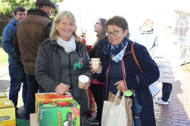 Frisch gepressten Apfelsaft genoss Marktbesucherin Sabine (re.) am Stand von Obsthof-Betreiberin und Bauernmarkt-Mitorganisatorin Beate Marben | Foto: ce