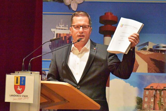 Landrat Kai Seefried legte dem Kreistag den Haushalts-Entwurf für 2023 vor | Foto: Landkreis Stade / Daniel Beneke