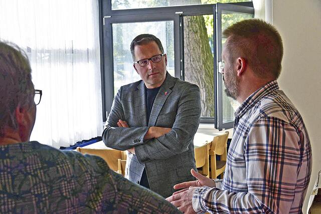 Landrat Kai Seefried im Gespräch mit Schulleiterin Kerstin Klindworth und Lehrer Dr. Florian Öhler. | Foto: Landkreis Stade / Daniel Beneke