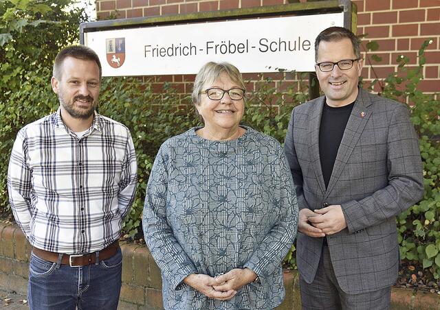 Besuch in der Friedrich-Fröbel-Schule (v.li.): Lehrer Dr. Florian Öhler, Schulleiterin Kerstin Klindworth und Landrat Kai Seefried | Foto: Landkreis Stade / Daniel Beneke